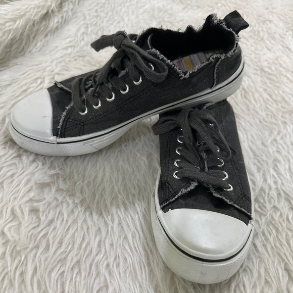 Maurices women’s black grey distressed lace up shoes size 8 - Picture 1 of 7